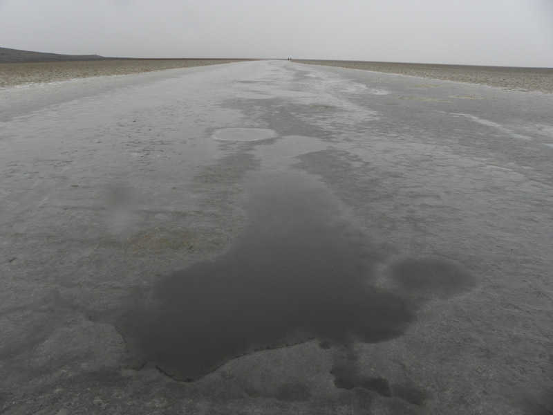 09-wow_puddles_in_the_salt_flats_at_Badwater
