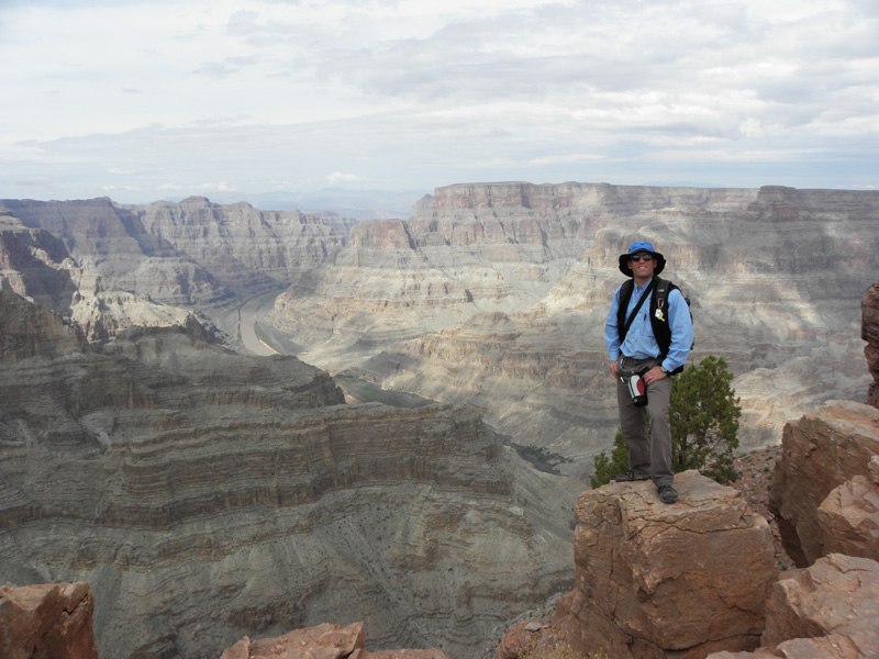 07-me_on_rock_sticking_out_with_canyon_views