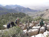 60-group_taking_a_short_break_on_the_ridgeline
