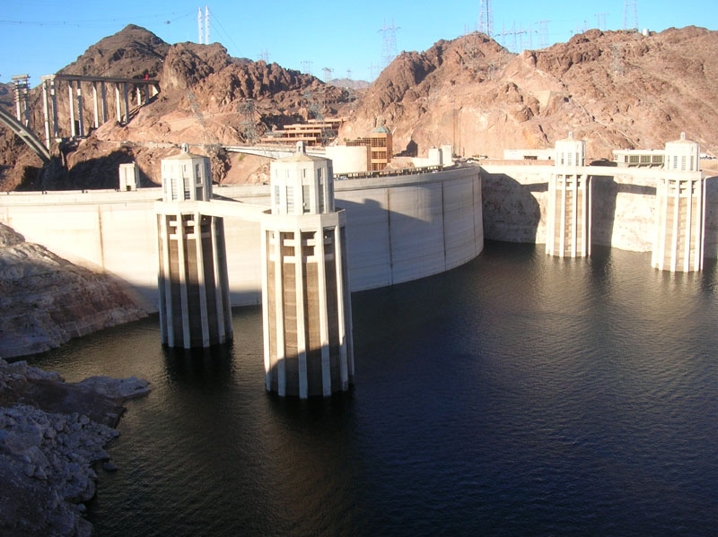 06-Hoover_Dam_and_intake_towers