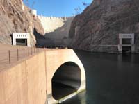 09-Hoover_Dam,Stoney_Gates,and_NV_Spillway_tunnel