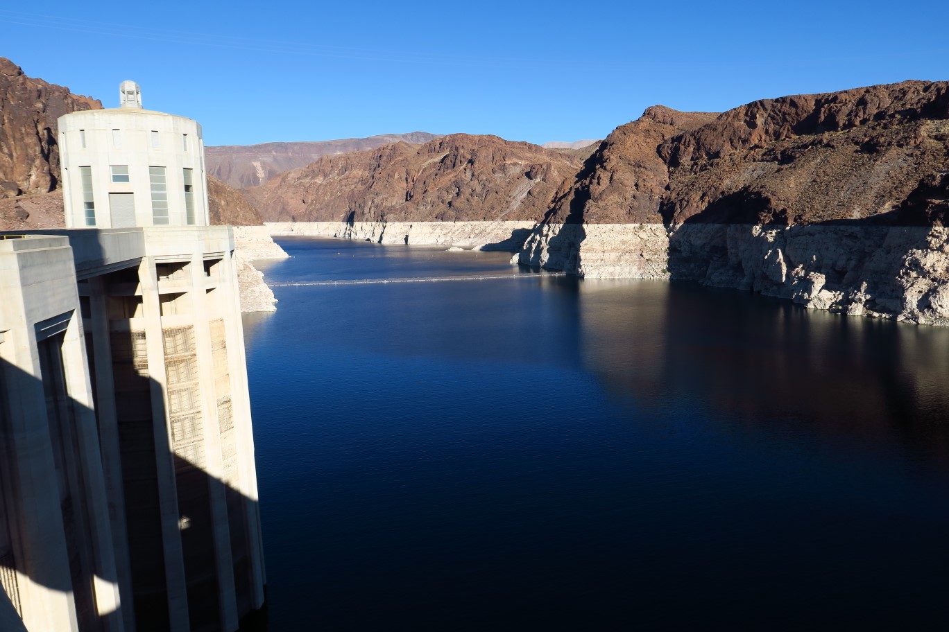 46-Lake_Mead_and_security_barriers