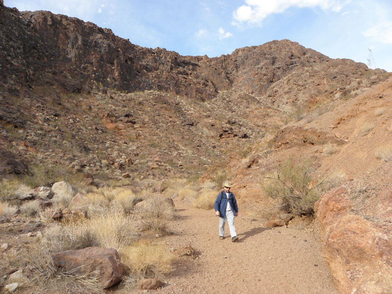 04-Eric_hiking_in_the_canyon