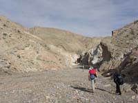 09-Harlan_Christine_and_Mary_approaching_the_spot_where_the_road_merges_with_the_wash