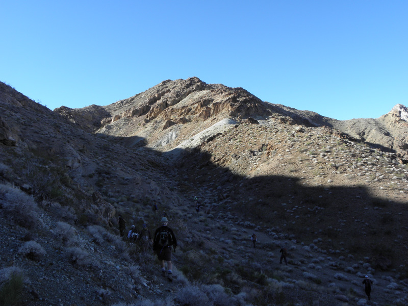 08-we_are_truly_hiking_in_the_middle_of_nowhere-following_the_wash_heading_towards_a_ridgeline