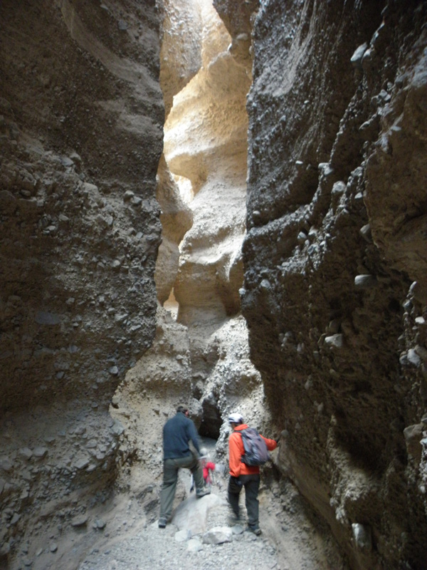 23-leaving_the_slot_canyon-quite_tight