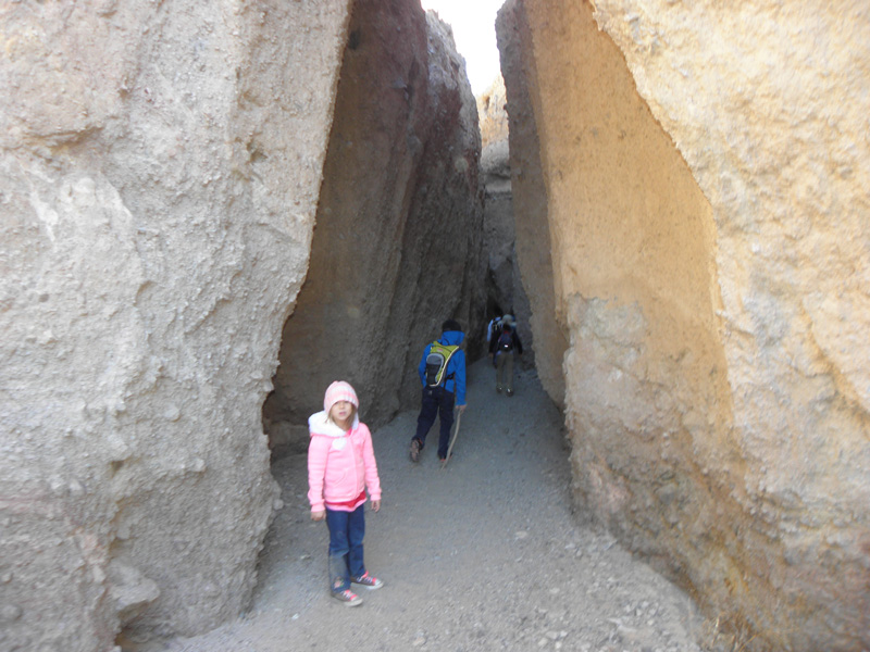05-entering_the_canyon-very_neat_slot_canyon_through_fanglomerate_rock