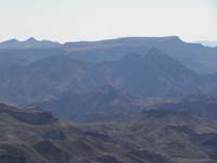 33-zoom_to_S_of_Malpais_Flattop_Mesa_in_distance-Willow_Beach_Peak_to_right_foreground,Kenny_Peak_in_center