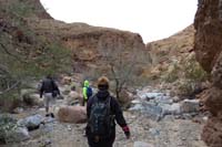 16-hiking_down_wash-neat_desert_scenery