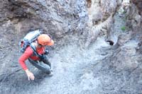 015-Luba_carefully_heading_down,good_grip_and_small_ledges-rope_at_Ed_below