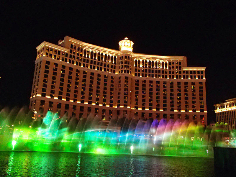 04-Bellagio_fountains_with_laser_light_display