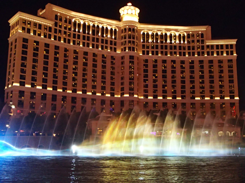 16-Bellagio_fountains_with_laser_light_display-Carp