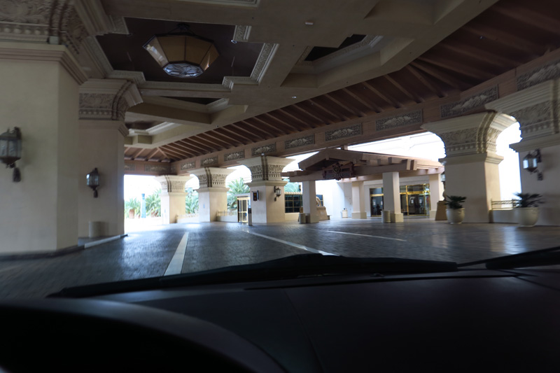 16-Mandalay_Bay_main_entrance-closed,should_be_packed_with_people_and_vehicles