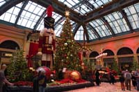 21-Bellagio_Conservatory_decorated_for_Christmas