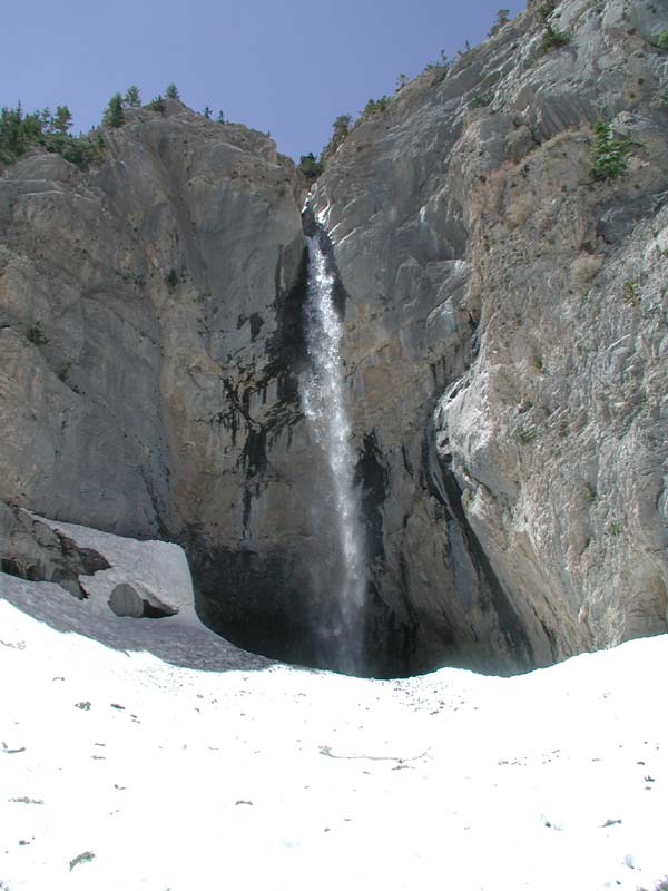 09-Big_Falls_flowing_into_river_under_the_snow