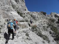 09-narrow_trail_with_minor_exposure_on_the_limestone_only_section