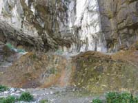 06-cavern_like_erosion_at_base_of_falls