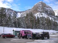 snow-Cathedral_Rock_and_the_Trekker_in_Lodge_parking_lot