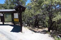 01-Robbers_Roost_parking_area_looking_at_trail_leading_to_Pixie_Trail