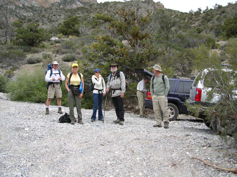 01-Mike_Janice_Anya_Henry_Larry_Dave-ready_to_start_hike