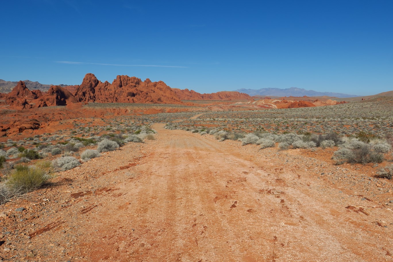 02-easy_hike_down_a_dirt_road_that_has_no_issues_so_wondering_why_closed