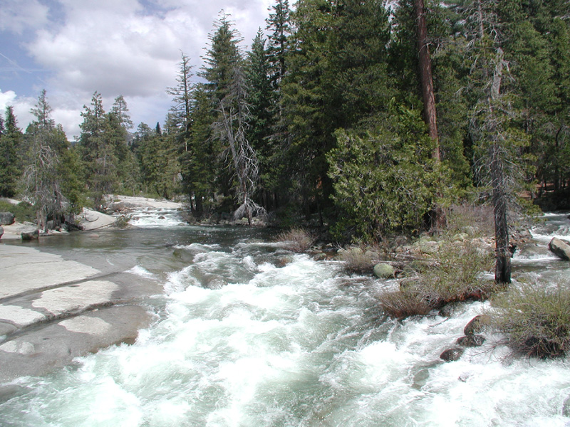 52-water_flowing_into_Nevada_Falls