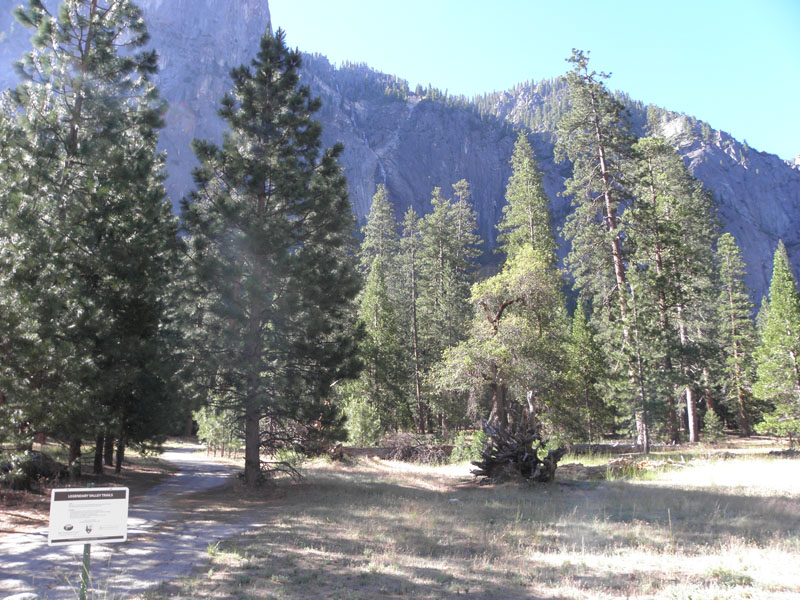 02-beginning_of_the_trail_from_Yosemite_Valley