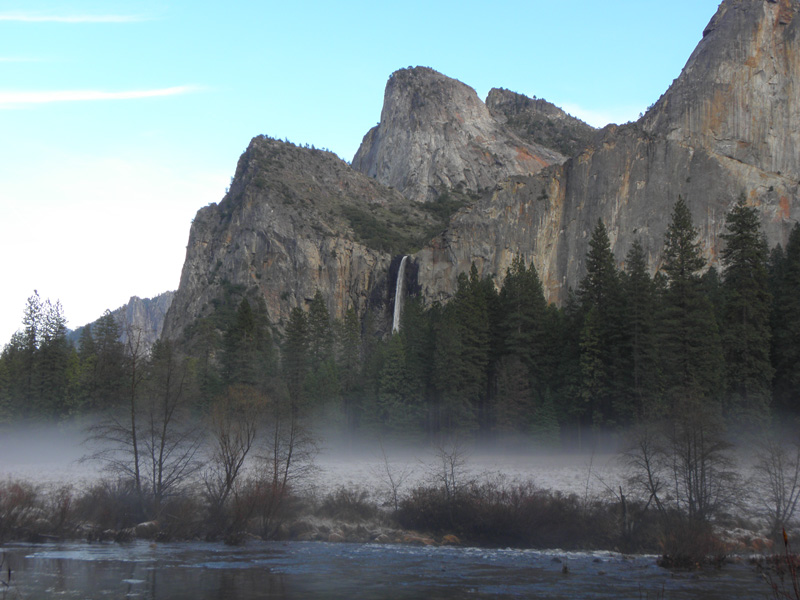 El_Portal_view-magical_scenery-Bridalveil_Fall_and_mountain_with_light_ground_fog