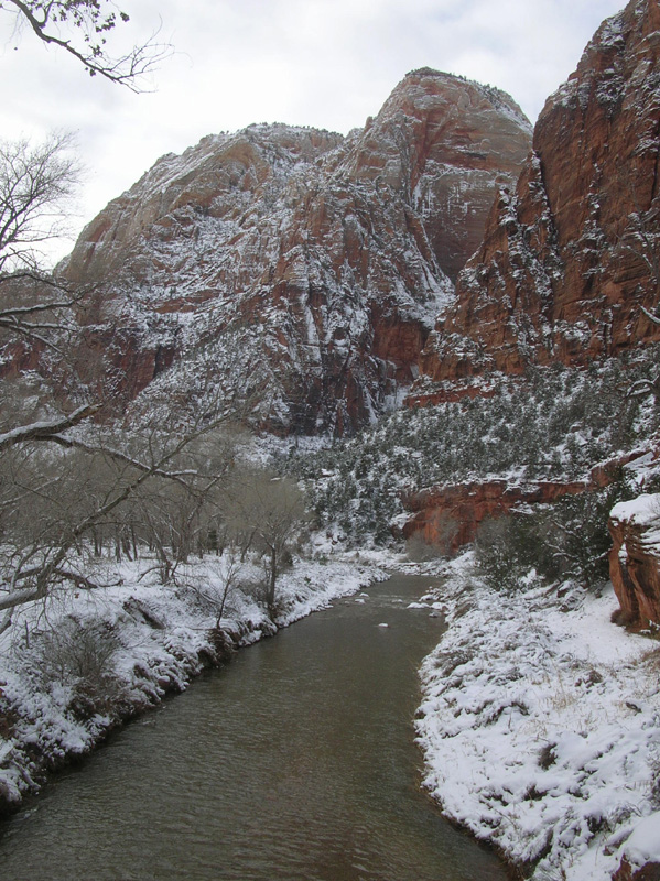 08-views_down_river_from_bridge_for_Angels_Landing_Trail