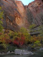21-fall_colors_at_Temple_of_Sinawava_along_Virgin_River_with_dry_waterfall