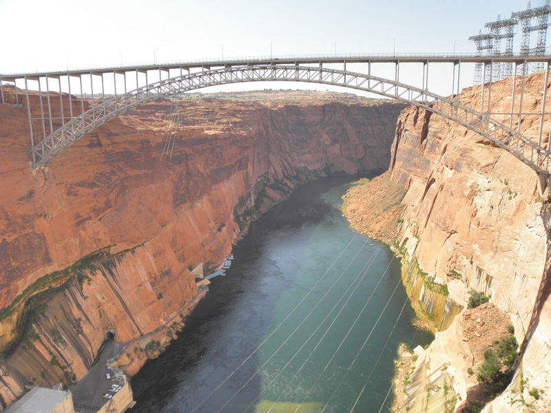 14-Glen_Canyon_Bridge_from_Glen_Canyon_Dam-note_the_extensive_seepage_from_sandstone