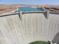 21-zoomed_view_of_Glen_Canyon_Dam_from_north_side_of_bridge