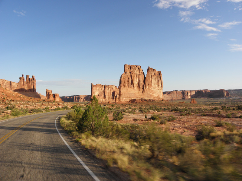 02-a_mile_past_sign_terrain_opens_to_resemble_Monument_Valley