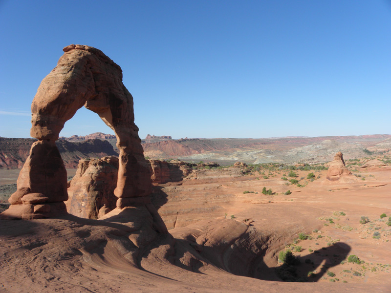 09-Delicate_Arch_with_basin_below_and_views_beyond