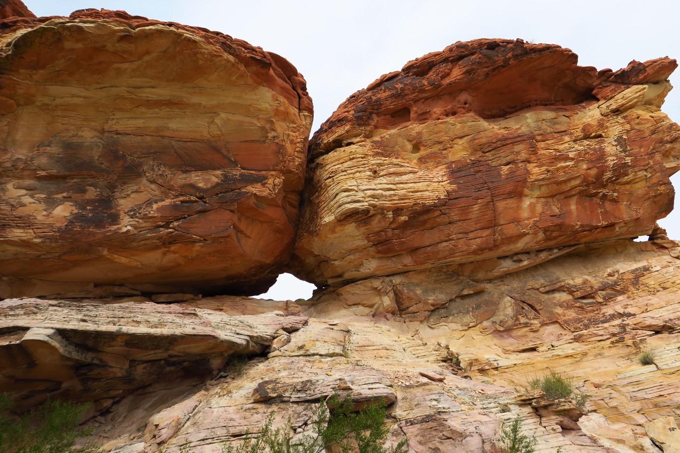 23-rock_with_petroglyphs