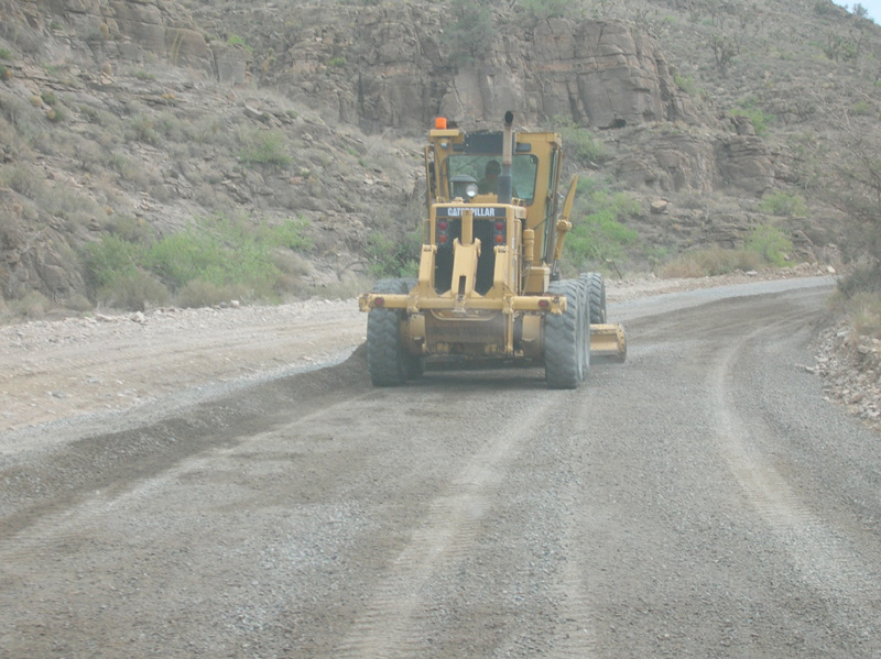 25-grader_spreading_the_gravel