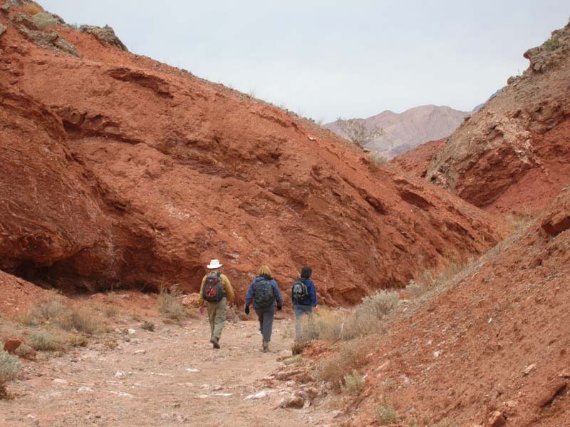 37-Bob_Kristi_Carole_hiking_through_another_wash