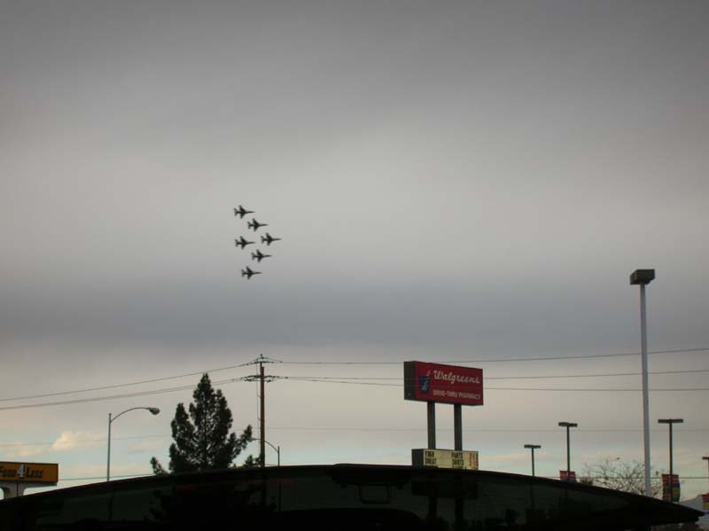 47-Thunderbirds_performing_for_Nellis_air_show