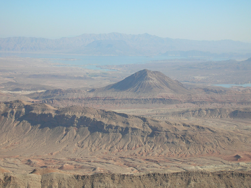 29-Lava_Butte_and_Lake_Mead_from_peak