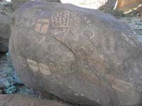 082-wash_takes_you_by_another_large_array_of_petroglyphs