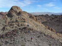 37-group_hiking_to_the_first_pinnacle