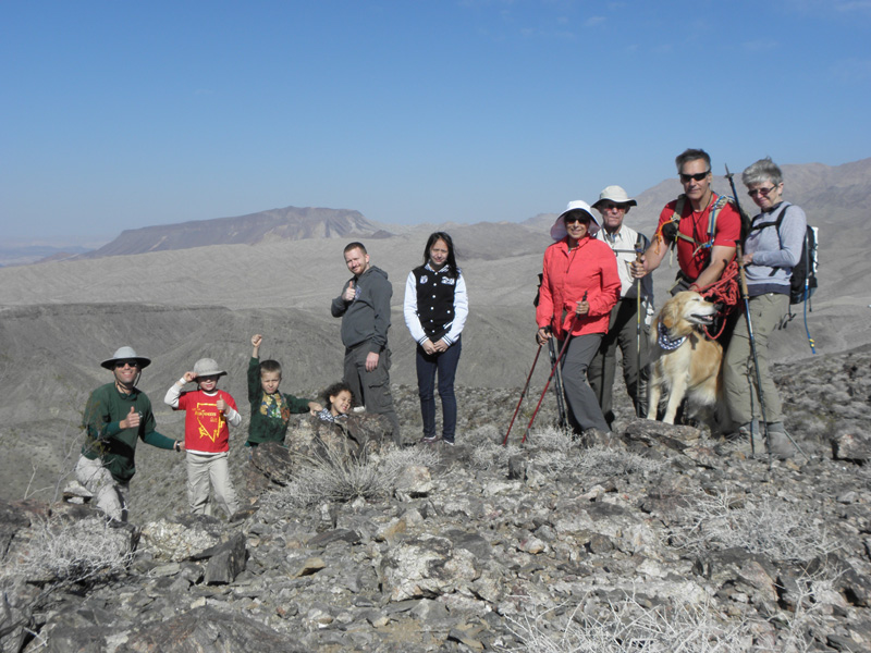 28-group_on_Peanut_Peak-Daddy,Kenny,Lawrence,Maia,Lawrence,Lauren,Baba,Poppy,Tiki,Greg,Robin