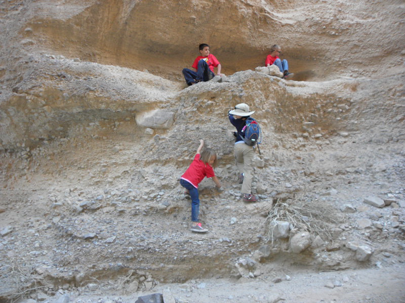 28-kids_climbing_more_rock