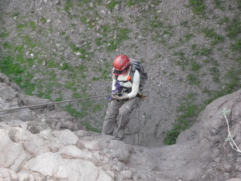 31-Luba_rappelling_down