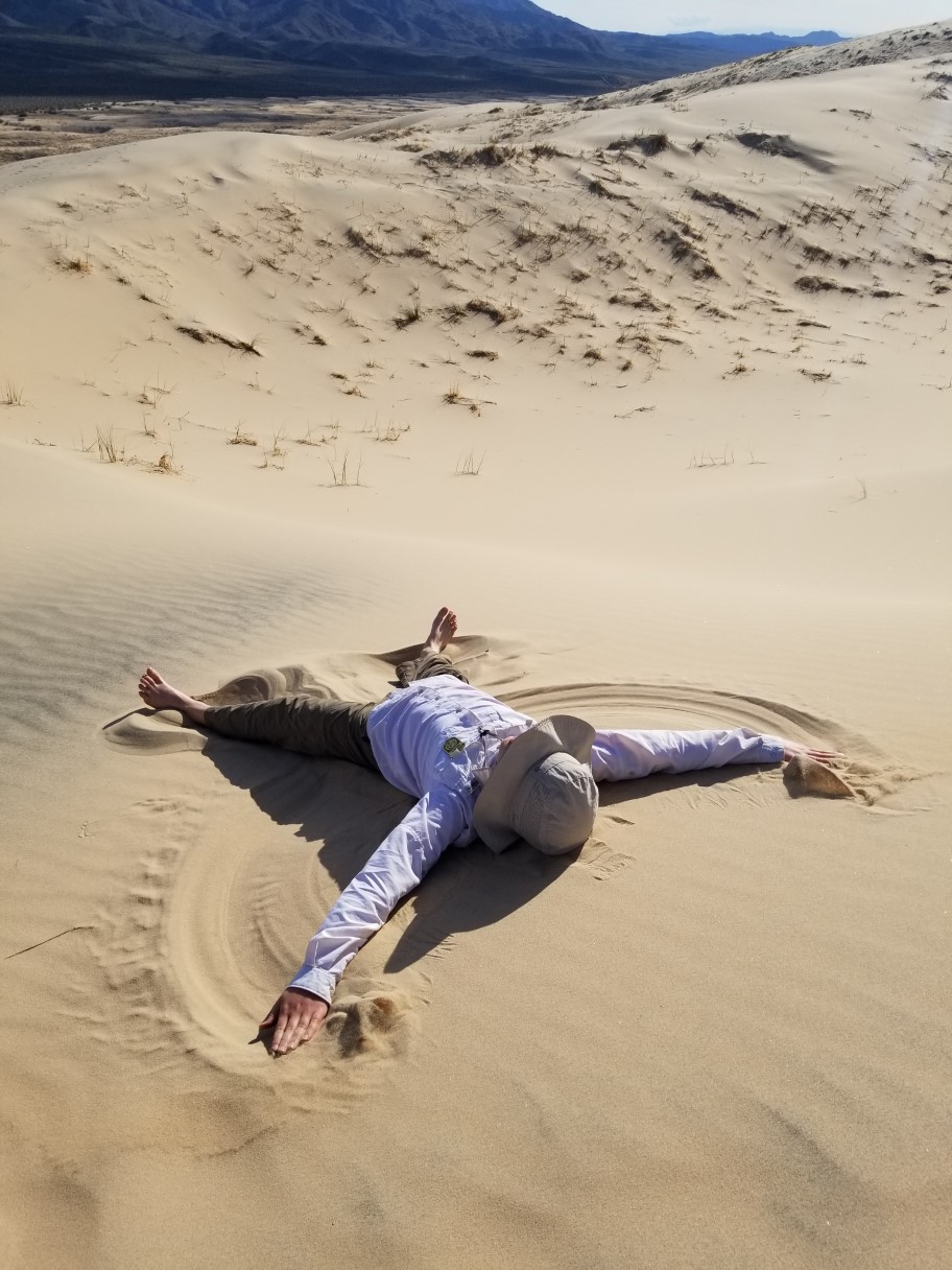 18-Kenny_makes_a_sand_angel