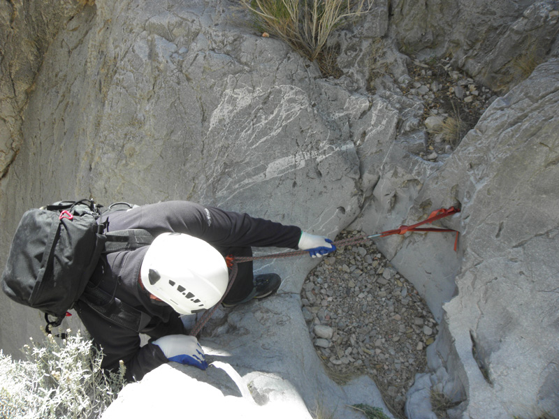 47-Steve_rappeling-look_at_the_anchor