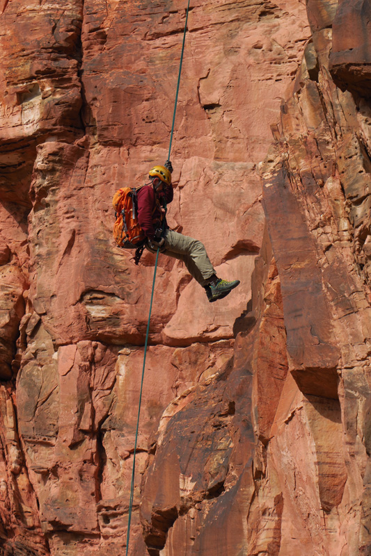 53-Ed_rappelling