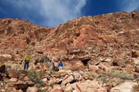 60-group_scrambling_down-great_interesting_rappels_thanks_to_Richard_Natalie