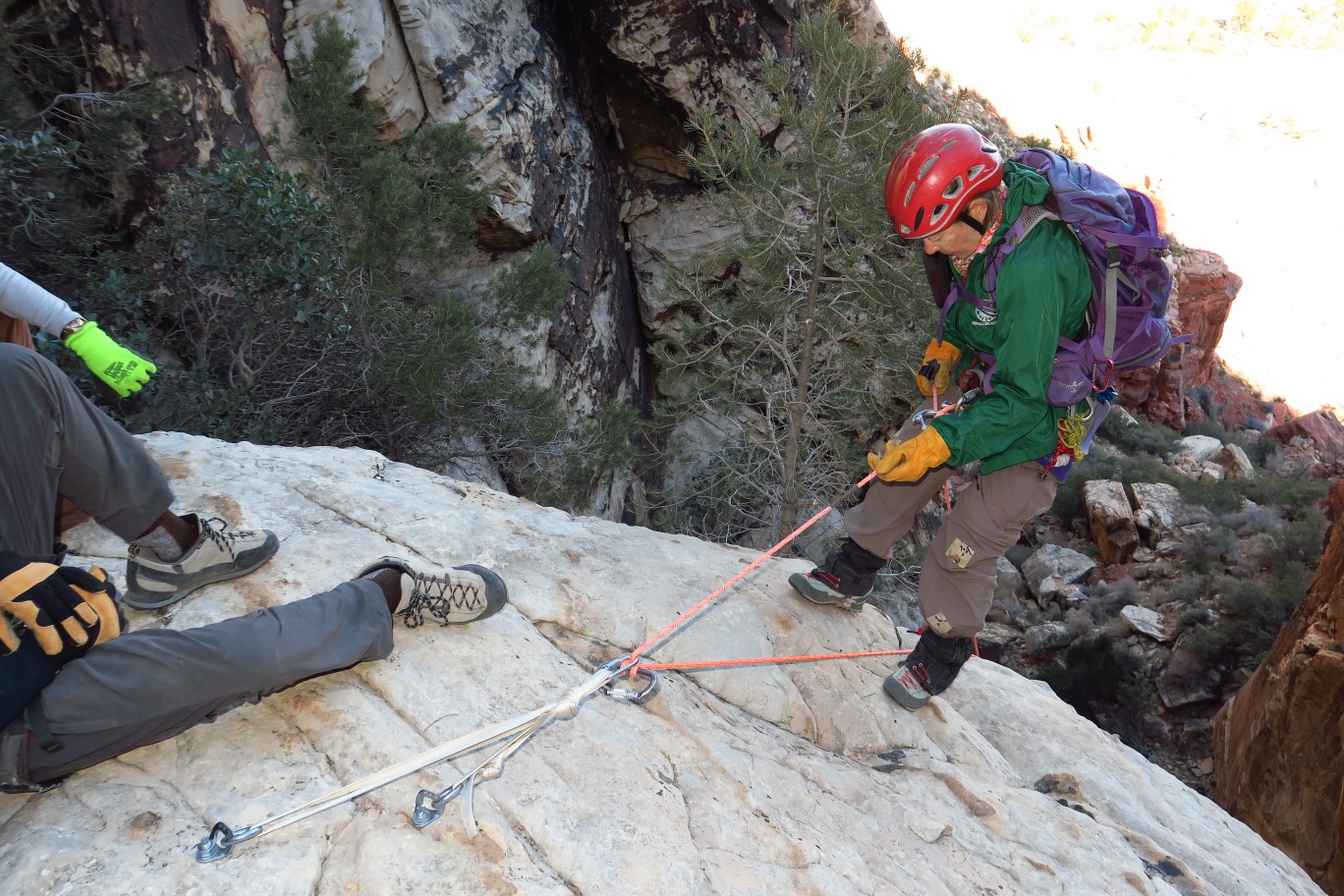 42-Luba_rappelling