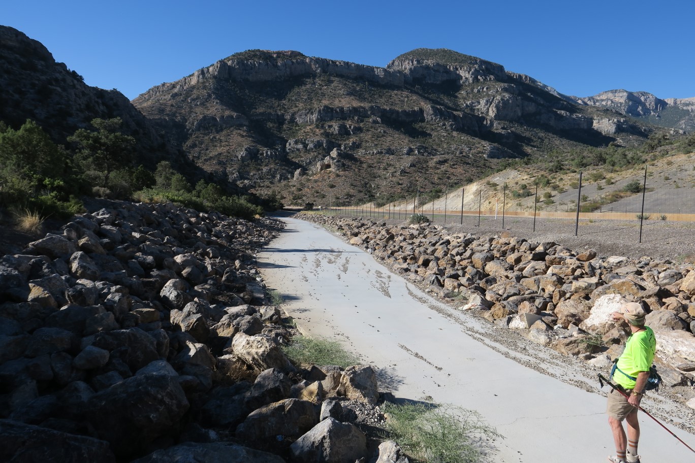 04-heading_down_the_drainage,Meditation_Point_in_distance